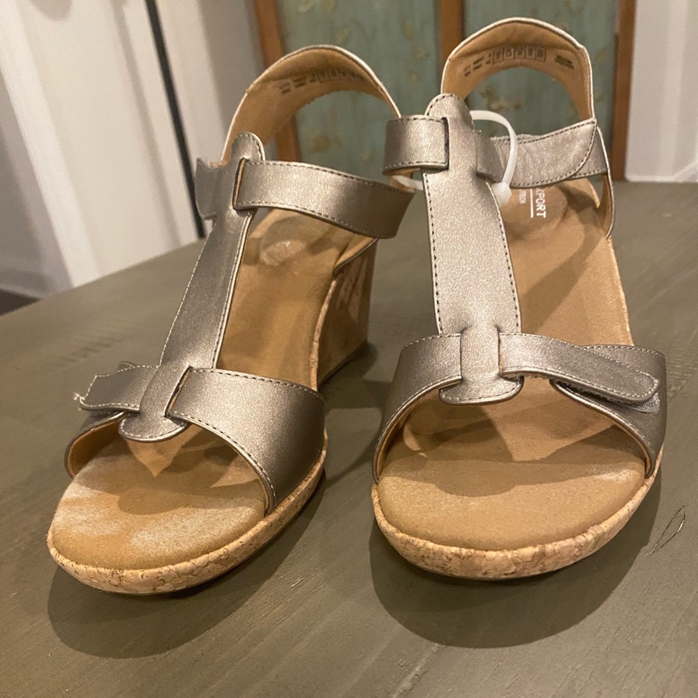 Women’s Rockport silver sandals size 8